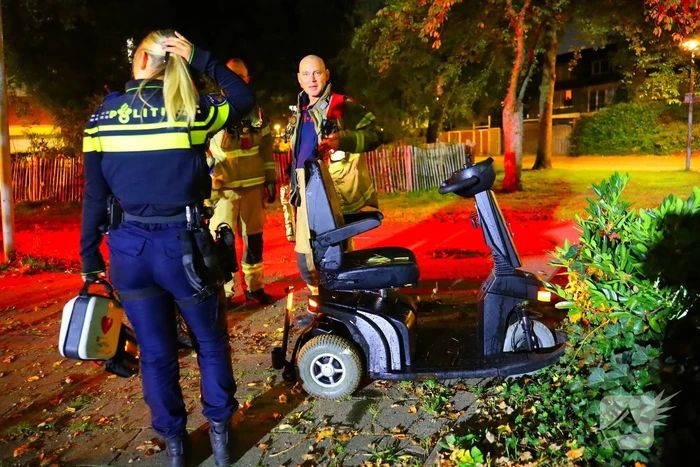 Scootmobiel bestuurder uit water gered
