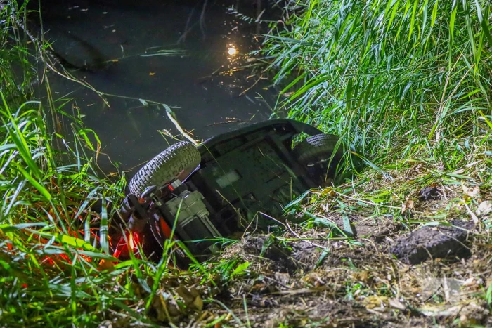 Scootmobiel bestuurder uit water gered