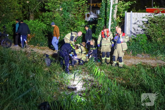 Scootmobiel bestuurder uit water gered