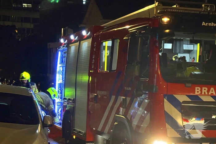 Brandweer verhoogt inzet na woningbrand