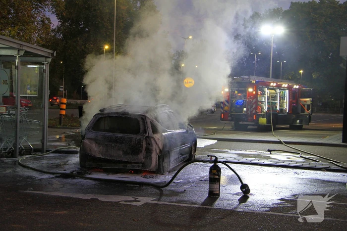 Auto gaat in vlammen op parkeerplaats