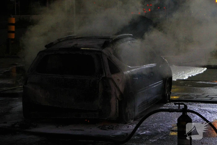 Auto gaat in vlammen op parkeerplaats