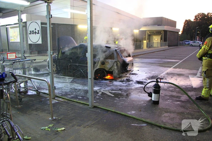 Auto gaat in vlammen op parkeerplaats