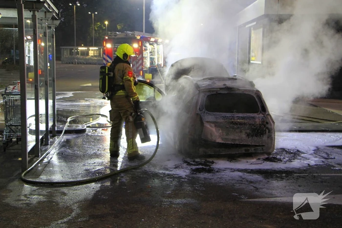 Auto gaat in vlammen op parkeerplaats