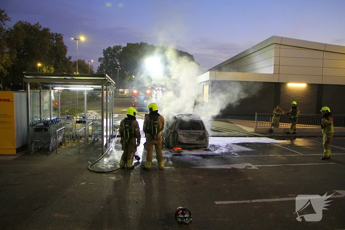 Auto gaat in vlammen op parkeerplaats