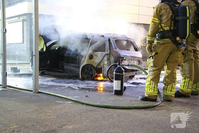 Auto gaat in vlammen op parkeerplaats