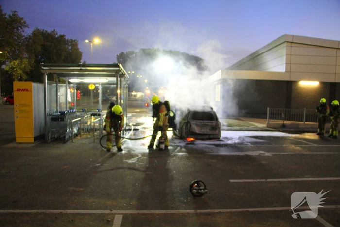 Auto gaat in vlammen op parkeerplaats