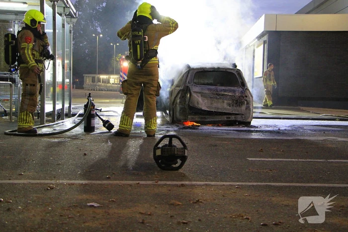 Auto gaat in vlammen op parkeerplaats