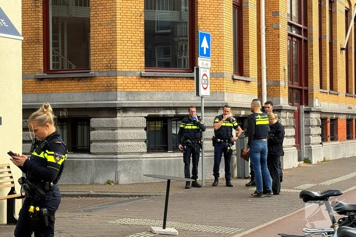 Vrouw (18) in been gestoken door onbekende man