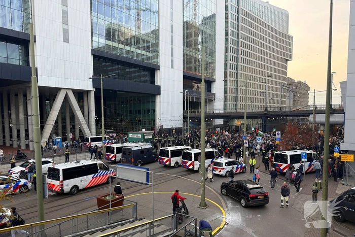 ME grijpt in bij Gaza demonstratie, tram en treinverkeer gestremd
