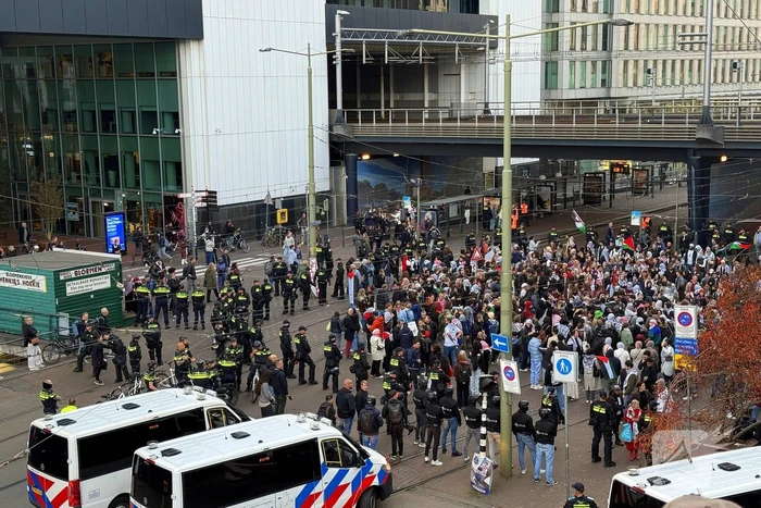 ME grijpt in bij Gaza demonstratie, tram en treinverkeer gestremd