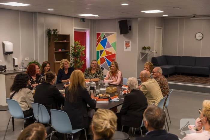 Koningin Maxima bezoekt jongeren centrum