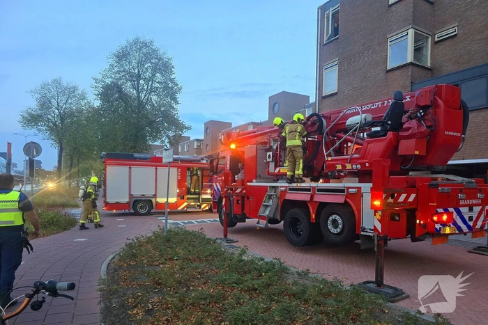 Veel rookontwikkeling bij keukenbrand, omliggende woningen ontruimd