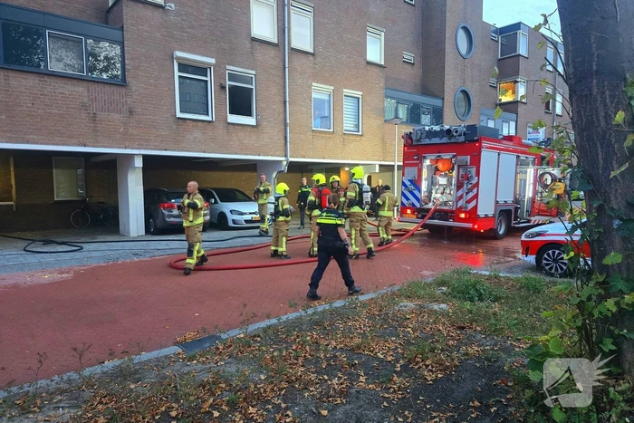 Veel rookontwikkeling bij keukenbrand, omliggende woningen ontruimd