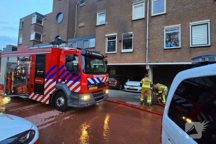 Veel rookontwikkeling bij keukenbrand, omliggende woningen ontruimd