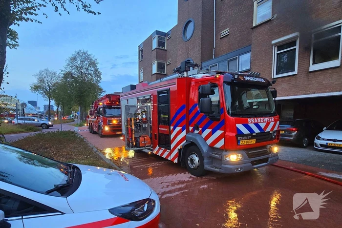 Veel rookontwikkeling bij keukenbrand, omliggende woningen ontruimd