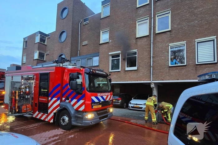 Veel rookontwikkeling bij keukenbrand, omliggende woningen ontruimd