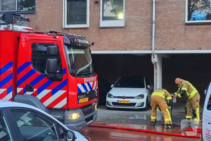 Veel rookontwikkeling bij keukenbrand, omliggende woningen ontruimd
