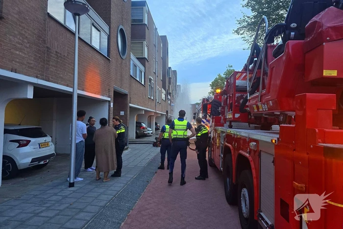Veel rookontwikkeling bij keukenbrand, omliggende woningen ontruimd