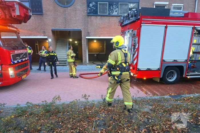 Veel rookontwikkeling bij keukenbrand, omliggende woningen ontruimd
