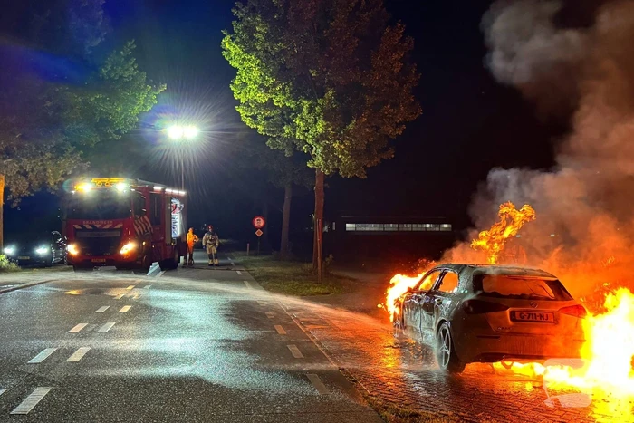 Auto volledig verbrand tijdens rit