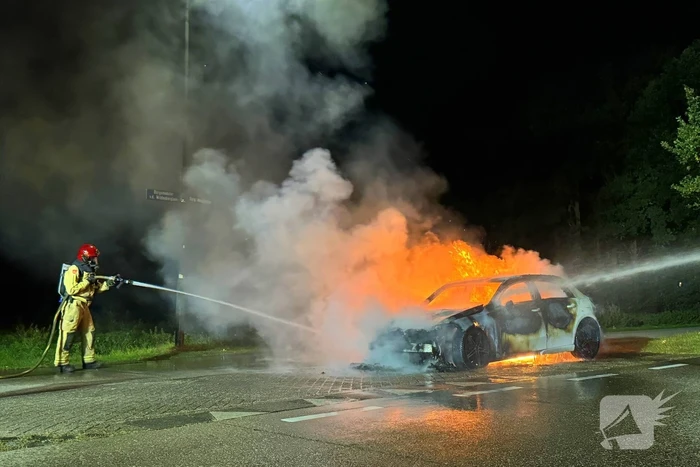 Auto volledig verbrand tijdens rit