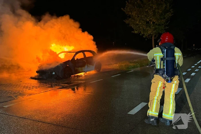 Auto volledig verbrand tijdens rit