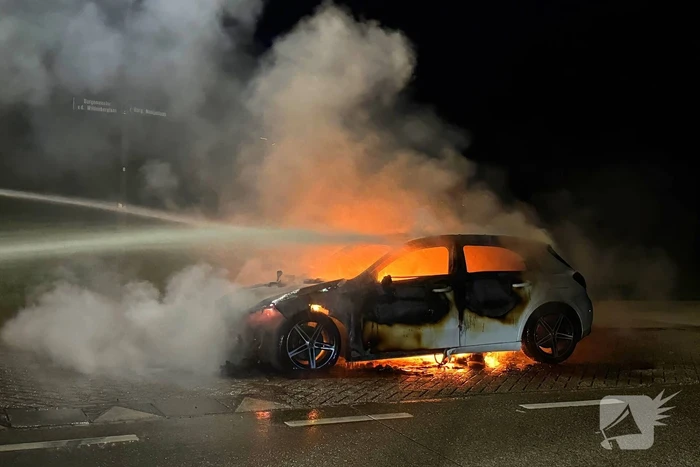 Auto volledig verbrand tijdens rit