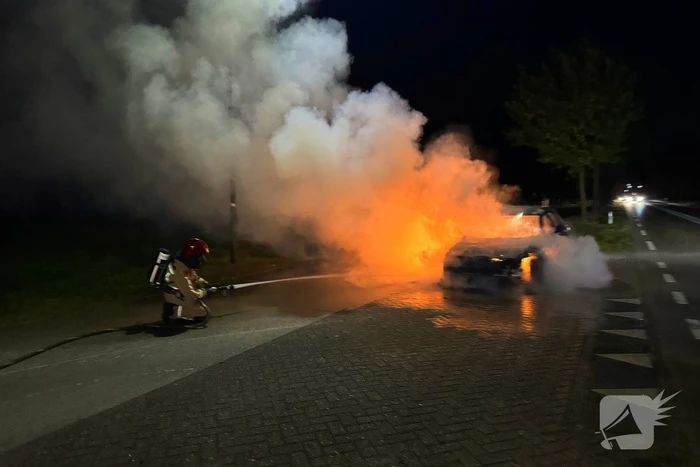 Auto volledig verbrand tijdens rit