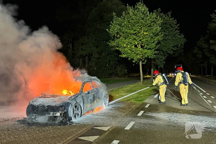 Auto volledig verbrand tijdens rit