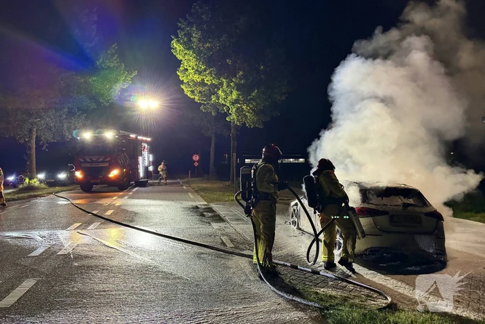 Auto volledig verbrand tijdens rit