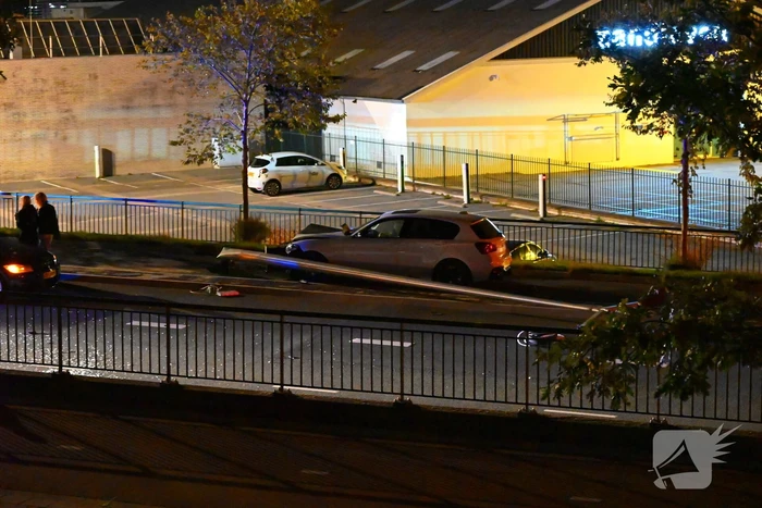 Automobilist klapt op lantaarnpaal
