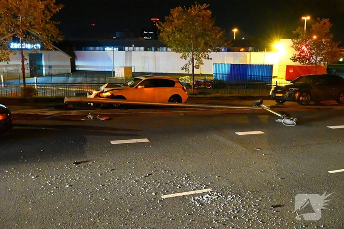 Automobilist klapt op lantaarnpaal