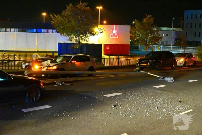 Automobilist klapt op lantaarnpaal