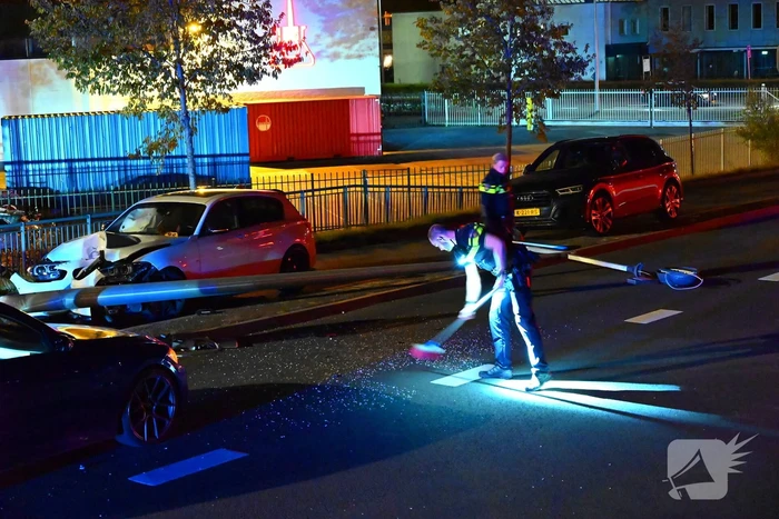 Automobilist klapt op lantaarnpaal