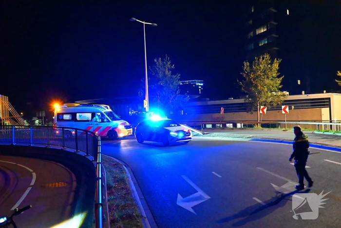Automobilist klapt op lantaarnpaal
