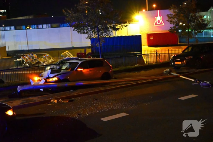 Automobilist klapt op lantaarnpaal