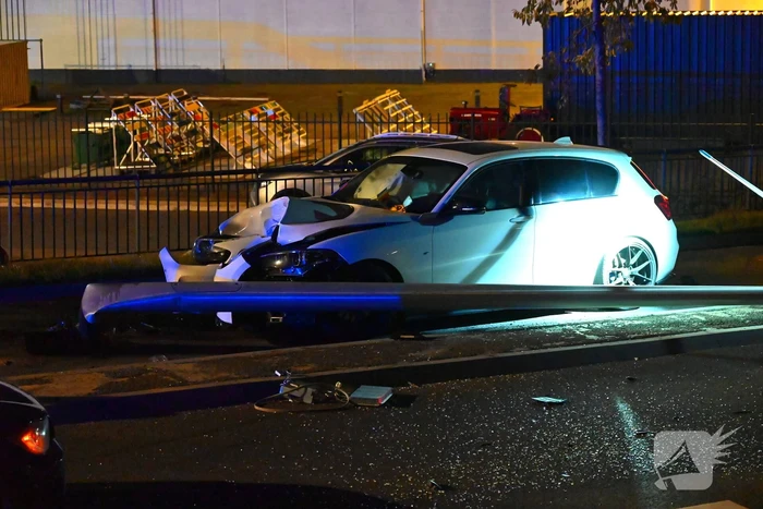 Automobilist klapt op lantaarnpaal