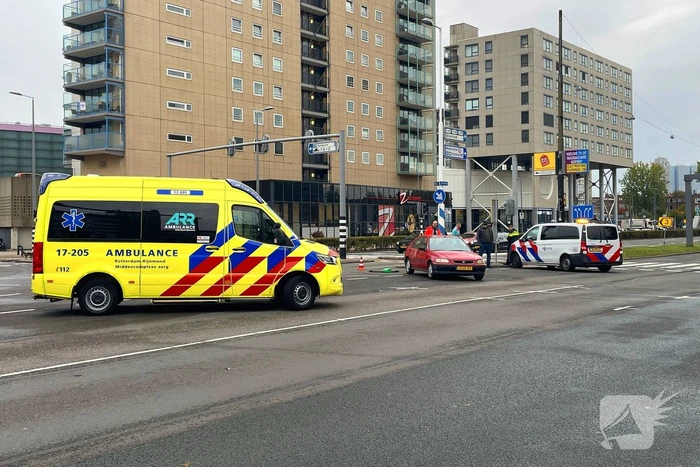 Twee auto's botsen op kruising