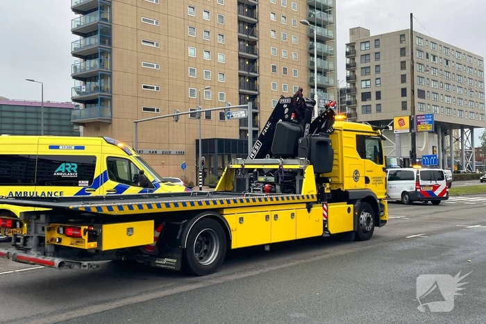 Twee auto's botsen op kruising