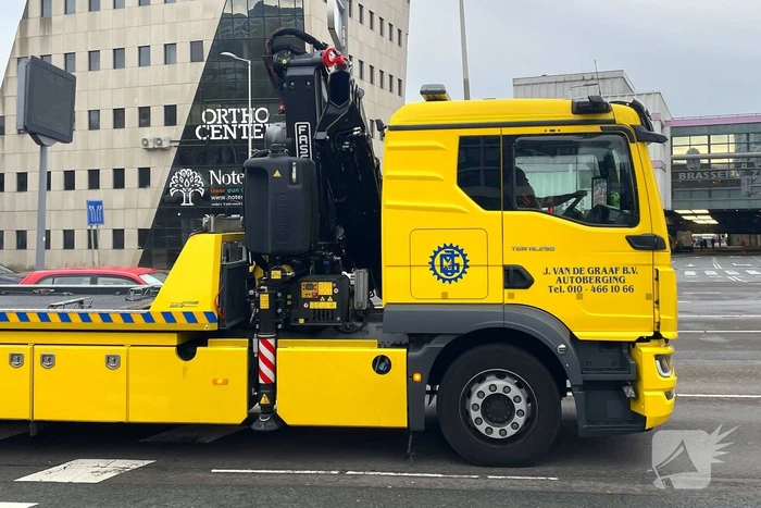 Twee auto's botsen op kruising