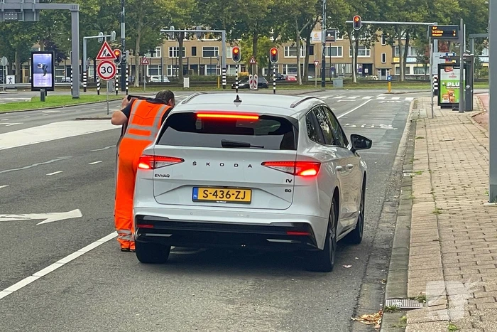 Twee auto's botsen op kruising