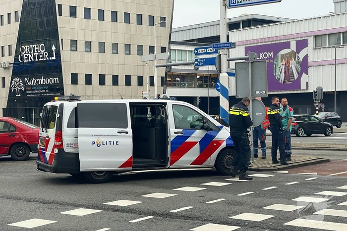 Twee auto's botsen op kruising