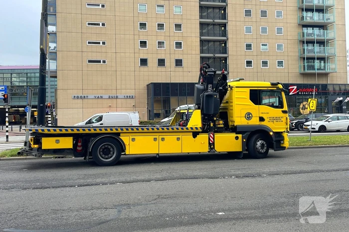 Twee auto's botsen op kruising