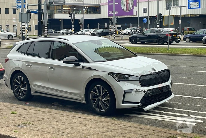 Twee auto's botsen op kruising