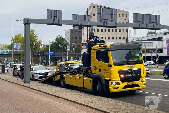 Twee auto's botsen op kruising
