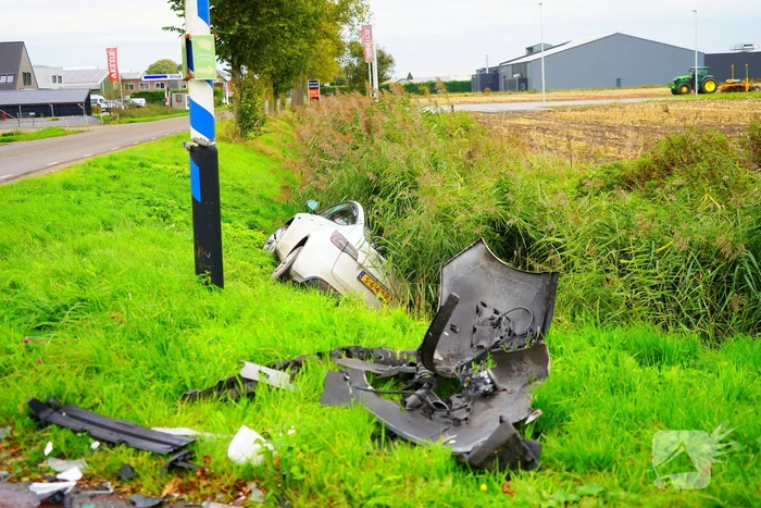 Auto in water na botsing