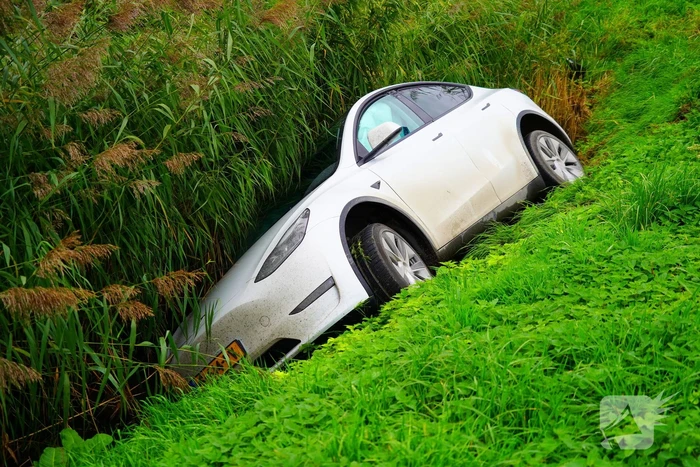 Auto in water na botsing
