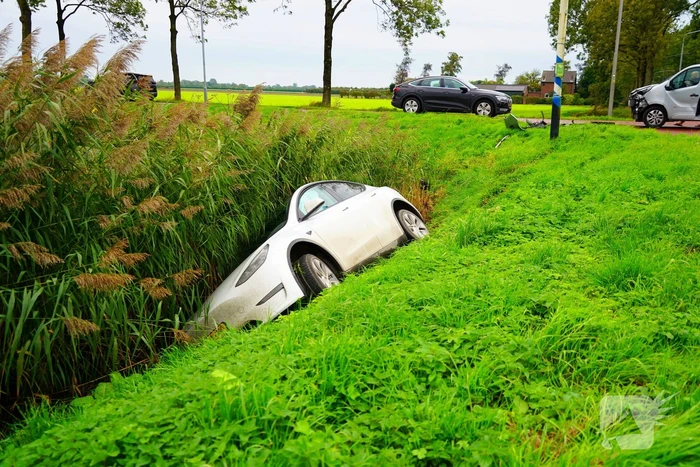 Auto in water na botsing