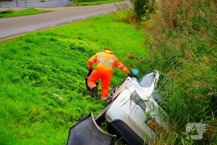 Auto in water na botsing